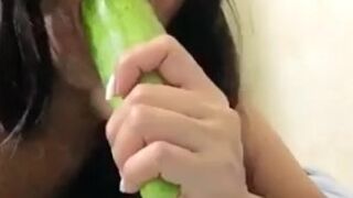 Pipino pinasok sa puke. FULL VID. Horny Pinay fcking a cucumber!