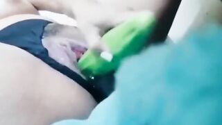Pipino pinasok sa puke. FULL VID. Horny Pinay fcking a cucumber!