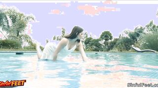 Jenna J Ross Likes To Masturbate Poolside Barefoot