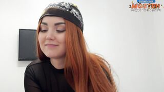Rødhåret Hottie byttede sin røv for en ny telefon