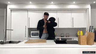PILLADO por su MEJOR AMIGO mientras se folla a SU MUJER en su propia cocina!