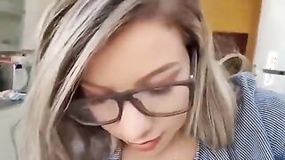 LOIRA DE LINGERIE NA COZINHA