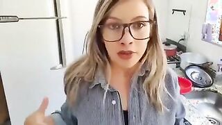 LOIRA DE LINGERIE NA COZINHA