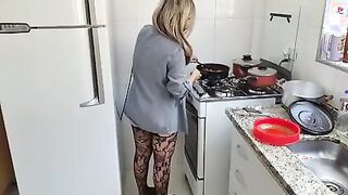 LOIRA DE LINGERIE NA COZINHA