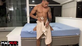 Moreno tatuado fodendo o cu dela