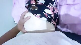 Levei minha esposinha nerd para o colchão do chão e gozei nela!