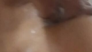 je suis toujours sous la douche et je me touche ????