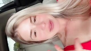 Com a bucetinha escorrendo loira safada se masturba até gozar