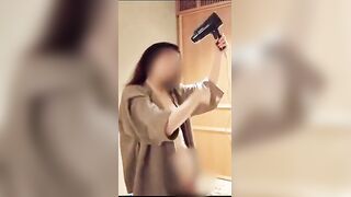 お風呂上がりの髪乾かし（ドライヤーシーン）