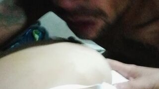 Mi hijastro me mama mis tetas muy rico