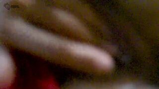 Me meto los dedos en la sala de mi amigo mientras no esta