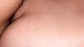 Me da por atrás mi y su venida se sale de mi culito