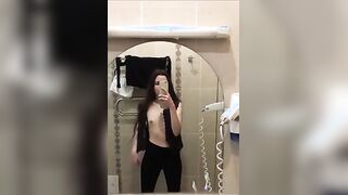 ПОДБОРКА Голый ТикТок стройная девушка показывает и ласкает свое тело перед зеркалом