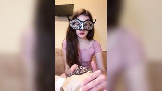 Обзор на кружевные Грязные трусики. Девушка надевает трусы с выделениями из письки