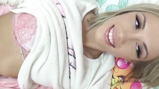 This Blonde is insanely hot.