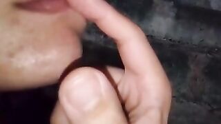 Nos besamos, meto su verga peluda en mi boca, me trago su leche y luego volvemos a besarnos