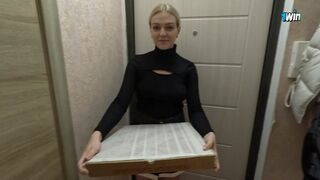 Hot courier ate pizza, worked with her pussy - Arisha_Mills