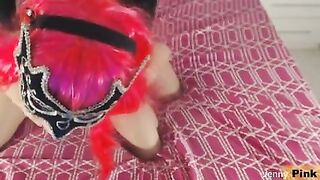 guarda come succhio un cazzo con la mia faccia da porca e mi faccio scopare forte! Jenny Pink