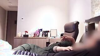 ピンク色のパンティを足に引っ掛けながらの２回連続イキを真上アングルから激写 〜女子大生のリアルな喘ぎ声と色白美肌の鳥肌を堪能する着衣セックス〜