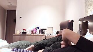 ピンク色のパンティを足に引っ掛けながらの２回連続イキを真上アングルから激写 〜女子大生のリアルな喘ぎ声と色白美肌の鳥肌を堪能する着衣セックス〜