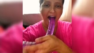 Jugando escupitazo con dildo doble cabeza