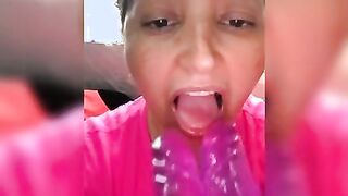 Jugando escupitazo con dildo doble cabeza