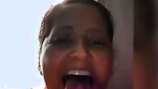 Jugando escupitazo con dildo doble cabeza