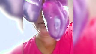 Jugando escupitazo con dildo doble cabeza