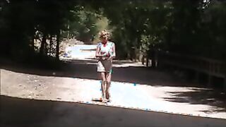 Pornsonick desnuda y con transparencias en el parque