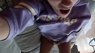 HILDE_FRENCH - UNE JEUNE FEMME SEULE À LA MAISON SE MASTURBE SUR LE CANAPÉ