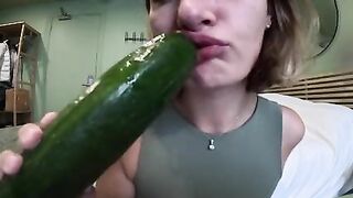 HILDE_FRENCH - JE ME PREND UN CONCOMBRE DANS LE CUL