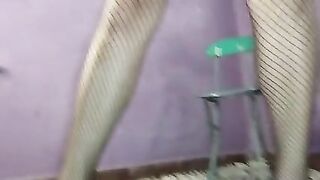 Con minifalda y medias me follan en la silla hasta acabarme en la cola