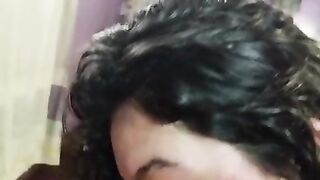 Con minifalda y medias me follan en la silla hasta acabarme en la cola