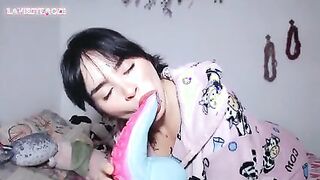 (FULL VIDEO) Squirting on a dildo wearing my favorite pijama