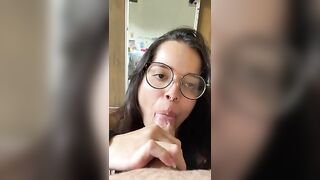 Nerd morena e peituda fazendo boquete profundo no pau grande do Wellington Prado