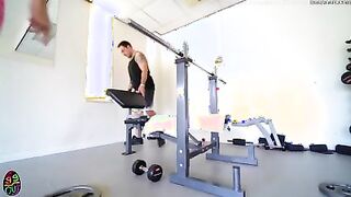 FOTTIMI IN PALESTRA TI PREGO! Giovane Italiana squirta sul cazzo di un ragazzo straniero DIAL. ITA