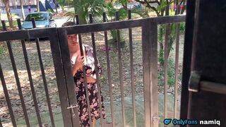 chica del servicio me seduce con su gran culo