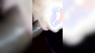 Se atraganta boca arriba con mi verga....