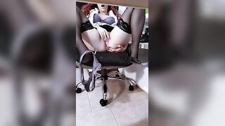 Segretaria ha un orgasmo in ufficio con un plug nel culo e si masturba in pausa pranzo