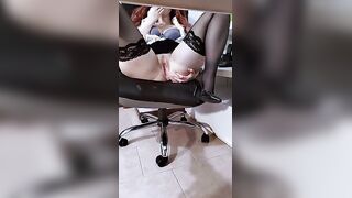 Segretaria ha un orgasmo in ufficio con un plug nel culo e si masturba in pausa pranzo