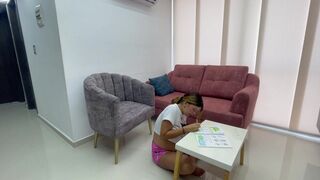 Mientras mi linda hermanastra ejerce sus deberes de la escuela yo me la follo sin parar y me hace ve