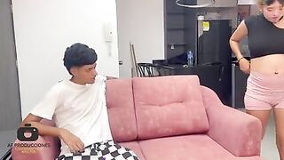 Ayudo a mi vecina embarazada a cambio de una rica follada y venida adentro de su coño.