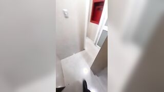 No aguante y me masturbe en baño público