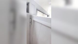 No aguante y me masturbe en baño público