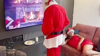 Papa Noel le da su enorme polla y su rica leche a chica latina como regalo de navidad.