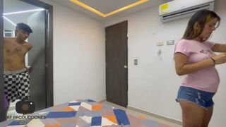 Mi pequeña hermanastra tiene sexo duro conmigo a cambio de usar mi tarjeta de crédito. Me corro rico