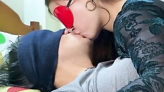 HERMANASTRA dirige un BESO FRANCÉS PROFUNDO y muy HÚMEDO