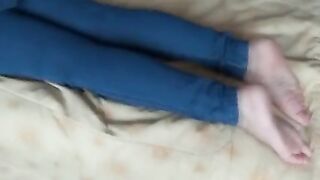 I caress the stepmother's ass while she rests, she gets excited and we end up masturbating