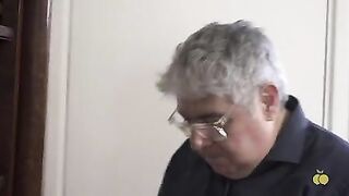 Mi padrastro me lleva a tatuarme y descubro que me gusta el tatuador. Blazer Rager y KeilaBassi7