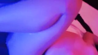 Mi nuevo novio me estimula antes de meterme la verdad, le abro mis piernas y le gusta